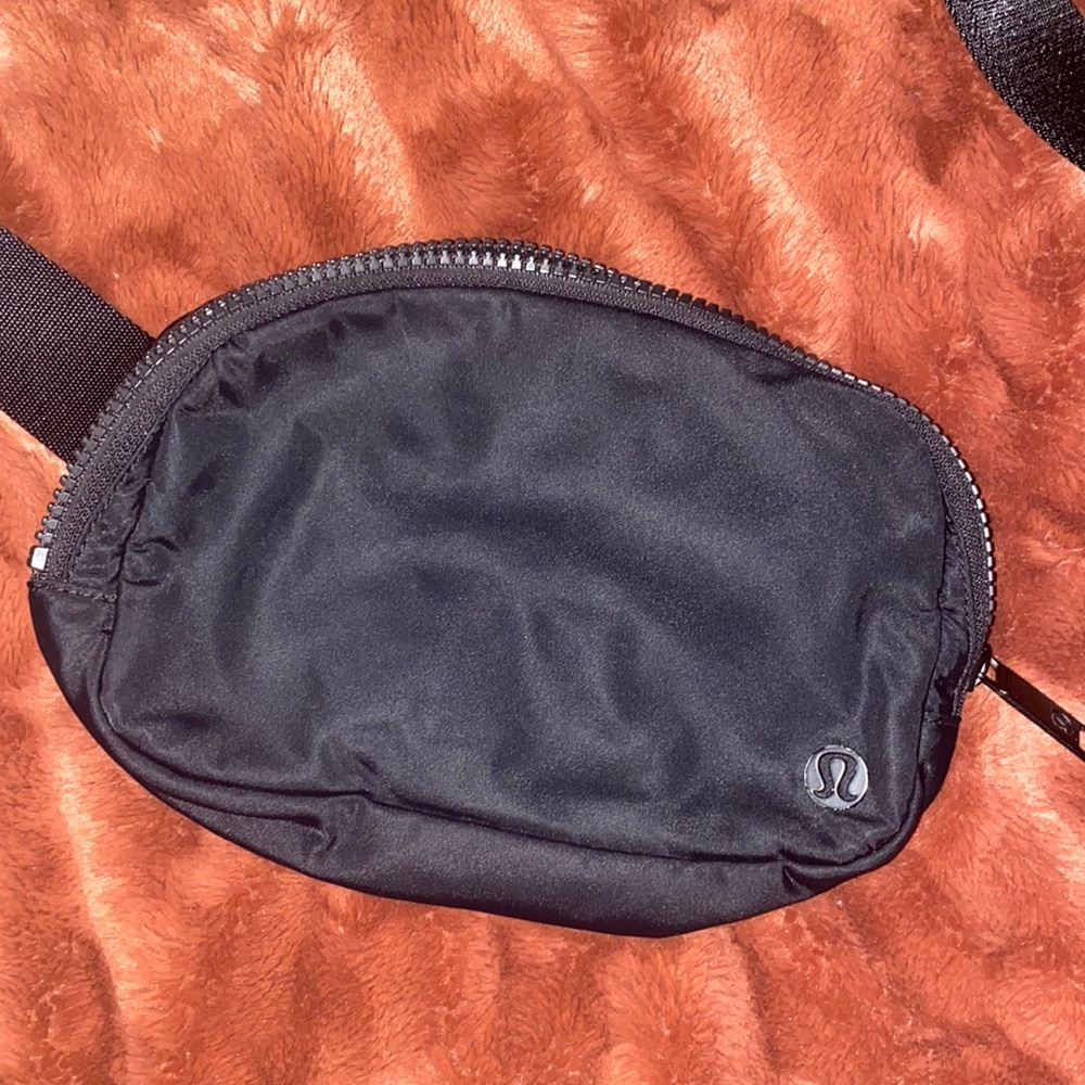 LULULEMON Everywhere Belt Bag worn twice!